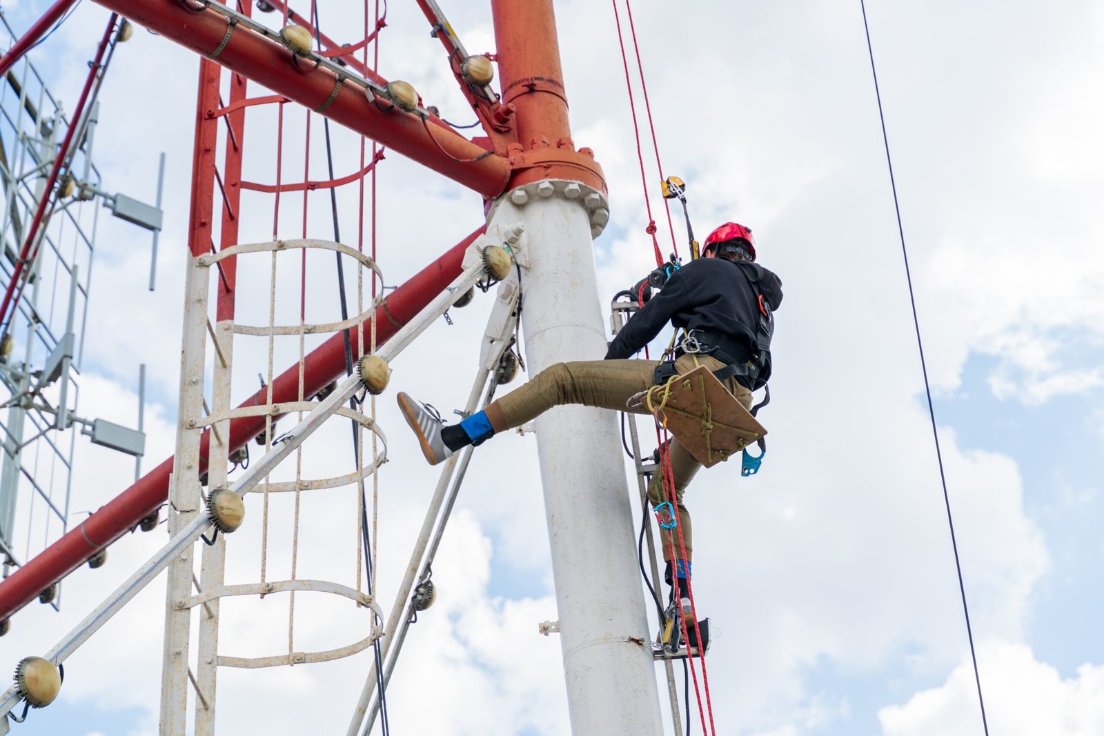 a-worker-with-climbing-equipment-serves-a-city-tv-2023-11-27-04-59-41-utc